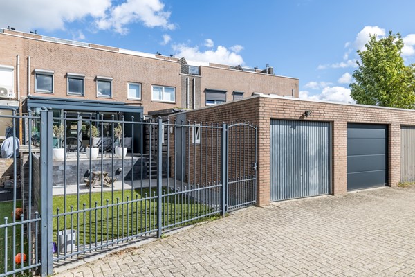 Foto - Verkocht onder voorbehoud: Instapklare ruime tussenwoning uit 1997 met 3 slaapkamers, moderne badkamer, tuin en garage in Heerlen